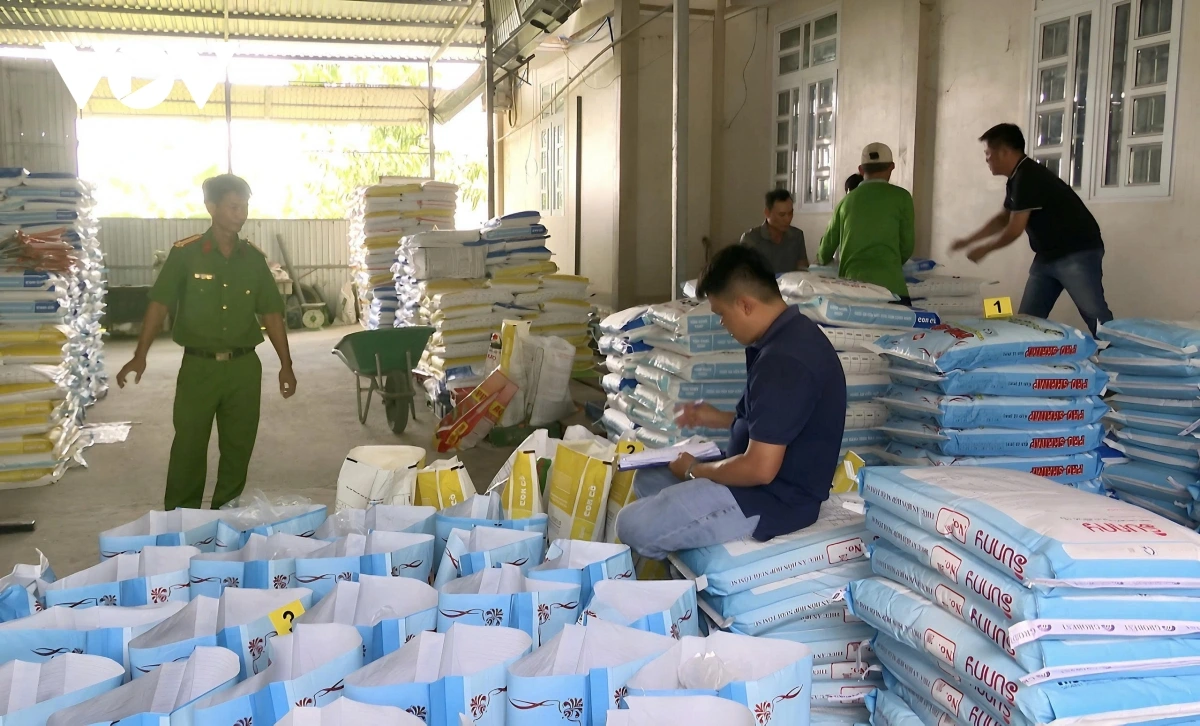 Luc luong chuc nang tinh Bac Lieu kiem tra tam giu hon 37 tan thuc an tom gia. 4566