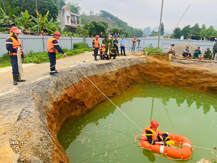 Luc luong chuc nang van chua tim thay nan nhan roi xuong ho tu than o xa Kim Lu