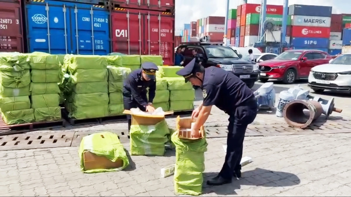 Luc luong hai quan kham xet lo hang nhap khau tu Canada ve Viet Nam chua thuoc la nhap lau 4356