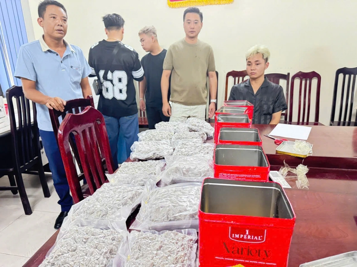 Phá đường dây ma túy liên tỉnh, hải quan thu giữ 30kg cần sa ngụy trang trong bánh kẹo 1 Ma túy cần sa được ngụy trang trong các thùng bánh kẹo