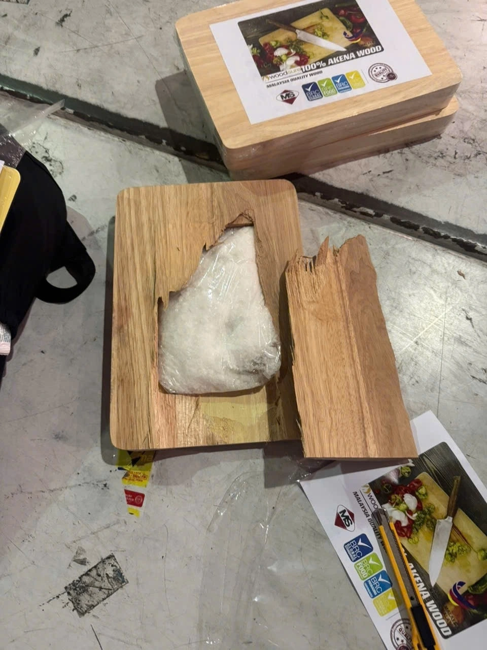 Hải quan phát hiện 2 vụ buôn lậu lớn: Thu giữ hơn 84.000 bao thuốc lá và 5kg ma túy từ Malaysia 4 Ma tuý được cất giấu tinh vi trong ruột các khối thớt gỗ