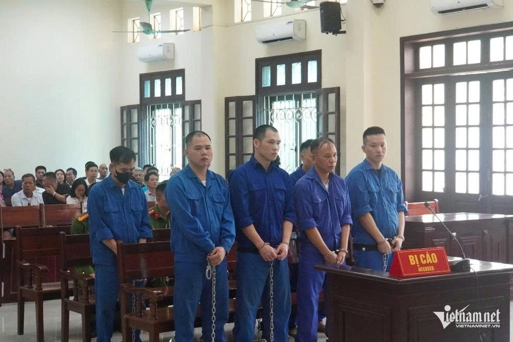 Nguoi than cua cac bi cao va nhieu nguoi dan den theo doi phien toa. 4556665