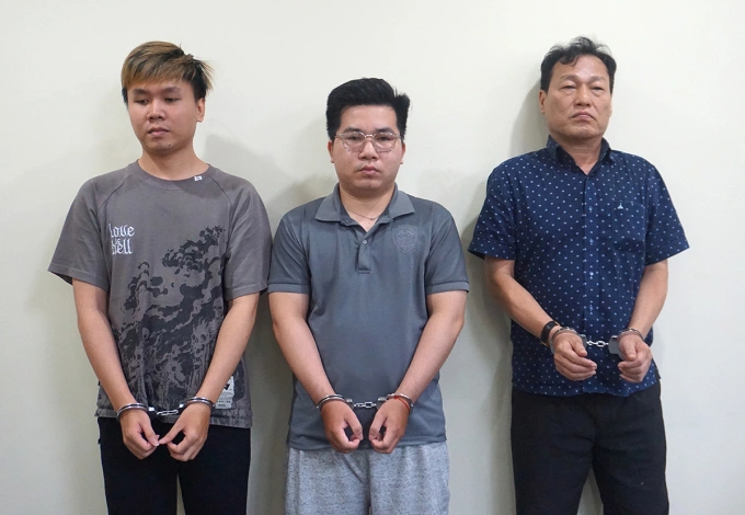 Bắt giữ nhóm quản trị kênh YouTube 'Người Đưa Tin' vì phát tán thông tin sai lệch, thu lợi hàng chục tỷ đồng 1 Nguyễn Hoàng Tân, Nguyễn Đức Minh và Lê Văn Cần (từ trái sang). Ảnh: Công an cung cấp