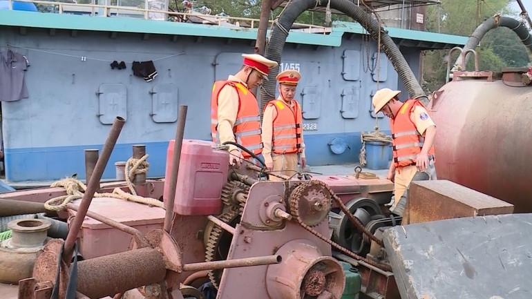 Thanh Hóa tổng kiểm soát phương tiện bơm, hút và vận chuyển cát sỏi trên sông 2 Nhiều phương tiện bơm, hút, vận chuyển cát không đủ điều kiện hoạt động