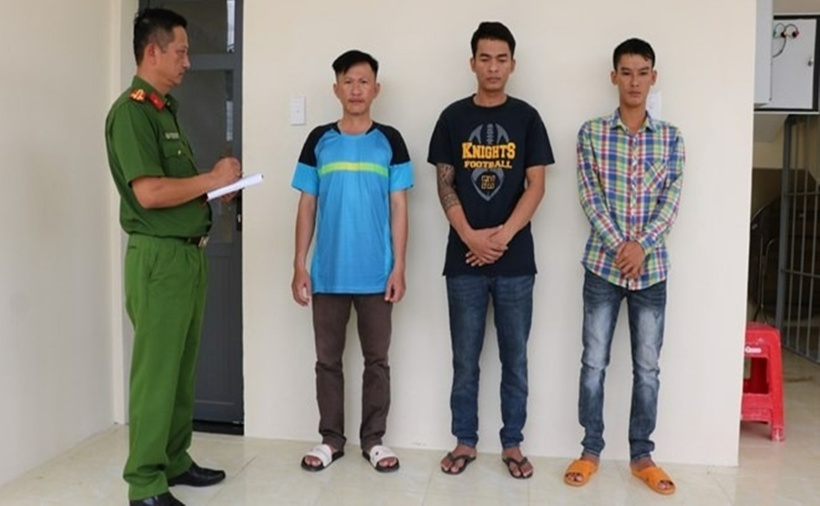 Nhom doi tuong mua ban may gat lau chuyen tu Campuchia ve Viet Nam bi phat hien bat giu. 34455
