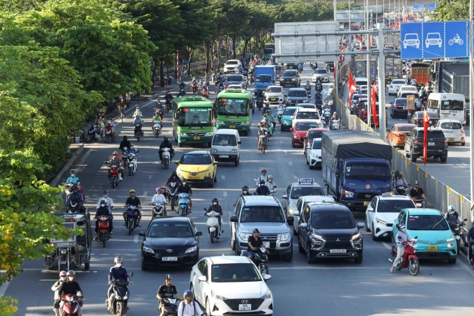 Phuong tien giao thong tai nut giao Phap Van Ben xe Nuoc Ngam Ha Noi. 345656