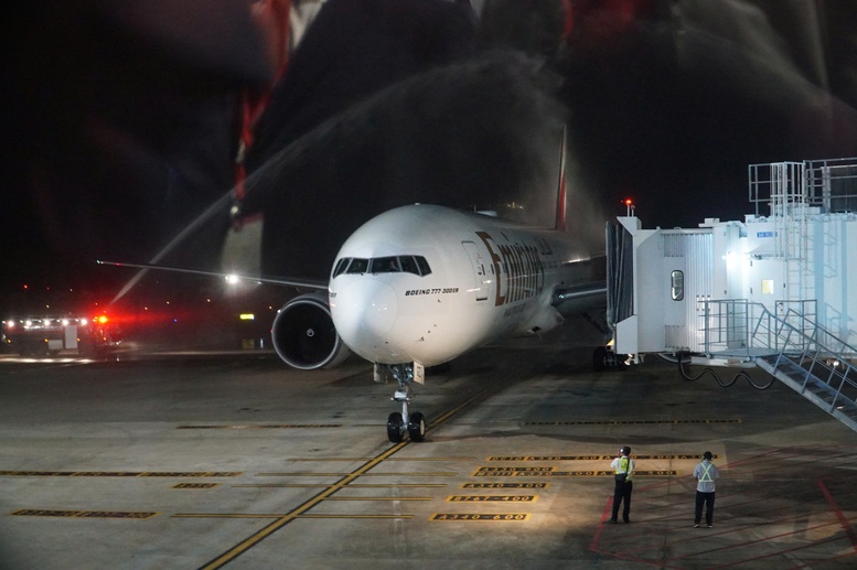 Đà Nẵng đón chuyến bay đầu tiên từ Dubai 2 TP. Đà Nẵng chào đón chuyến bay bằng màn phun nước vòi rồng - Ảnh: VGP/Lưu Hương