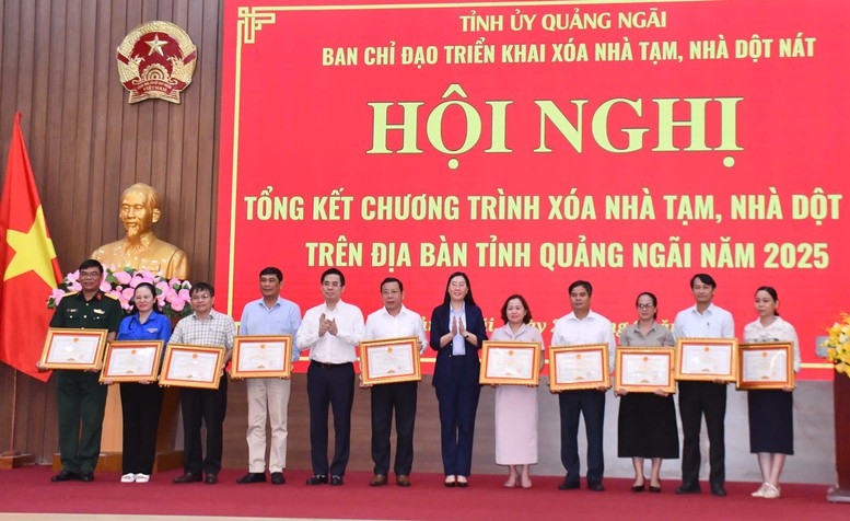 Tang bang khen cho cac tap the co thanh tich trong thuc hien phong trao thi dua 455677