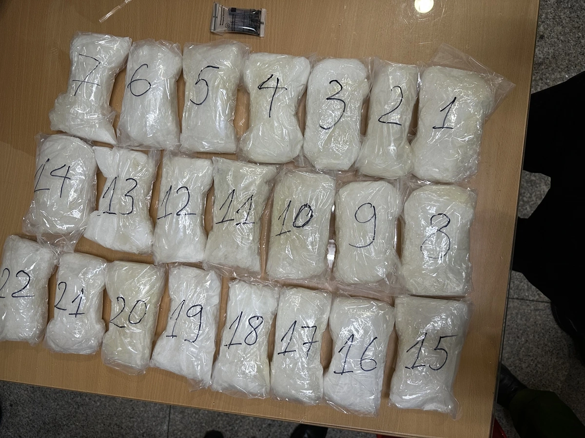 Hải quan phát hiện 2 vụ buôn lậu lớn: Thu giữ hơn 84.000 bao thuốc lá và 5kg ma túy từ Malaysia 3 Tang vật hơn 5 kg ma tuý
