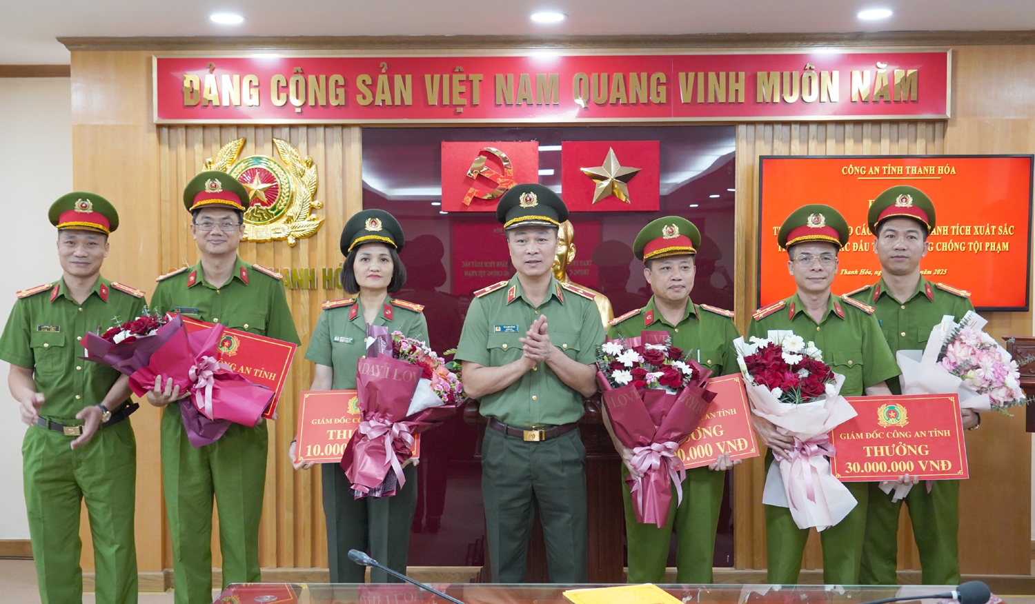 Thieu tuong To Anh Dung Giam doc Cong an tinh Thanh Hoa trao thuong cho cac don vi co thanh tich xuat sac trong cong tac dau tranh phong chong toi pham. 435566