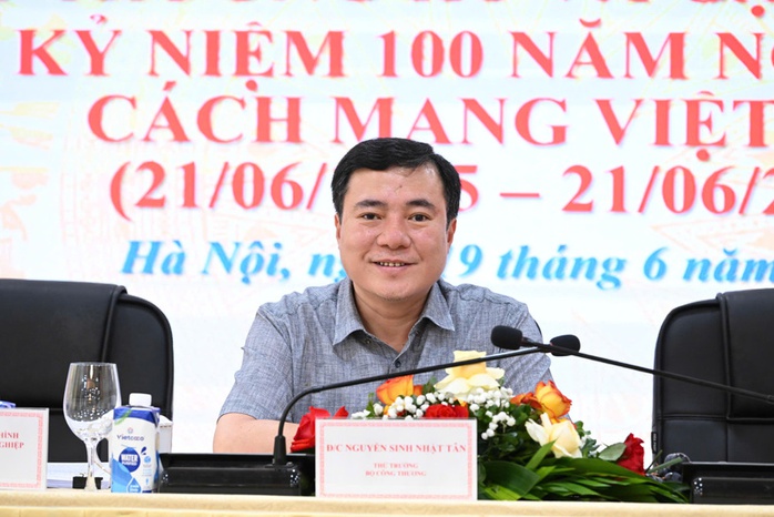 Bộ Công Thương vào cuộc điều tra vụ Chu Thanh Huyền bị tố bán hàng không rõ nguồn gốc 1 Thứ trưởng Bộ Công Thương Nguyễn Sinh Nhật Tân chủ trì họp báo