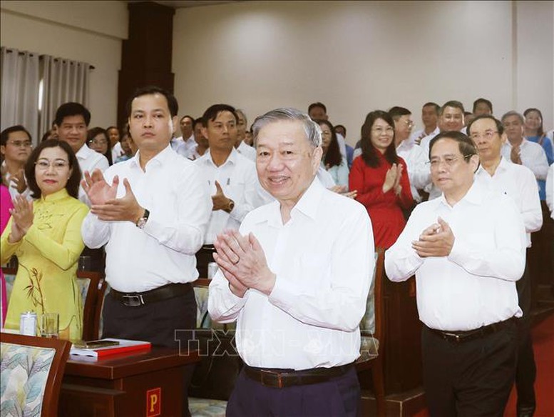 Tong Bi thu To Lam Thu tuong Pham Minh Chinh cung doan cong tac Trung uong den du buoi lam viec