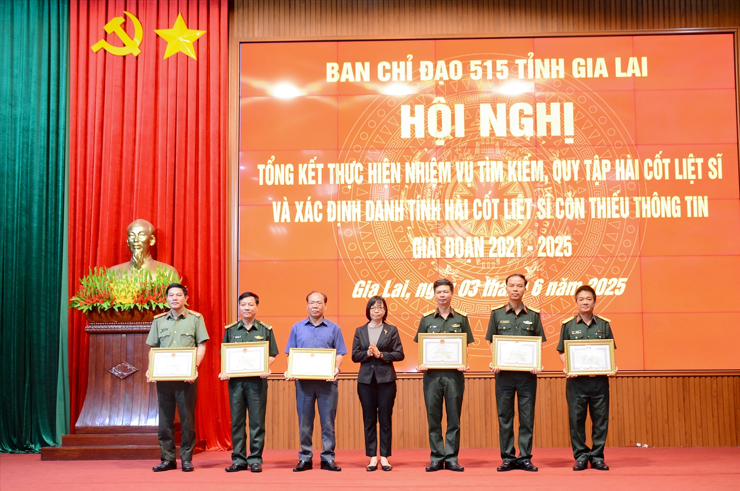 UBND tinh Gia Lai trao Bang khen tang tap the co thanh tich trong thuc hien nhiem vu tim kiem quy tap hai cot liet si 4366