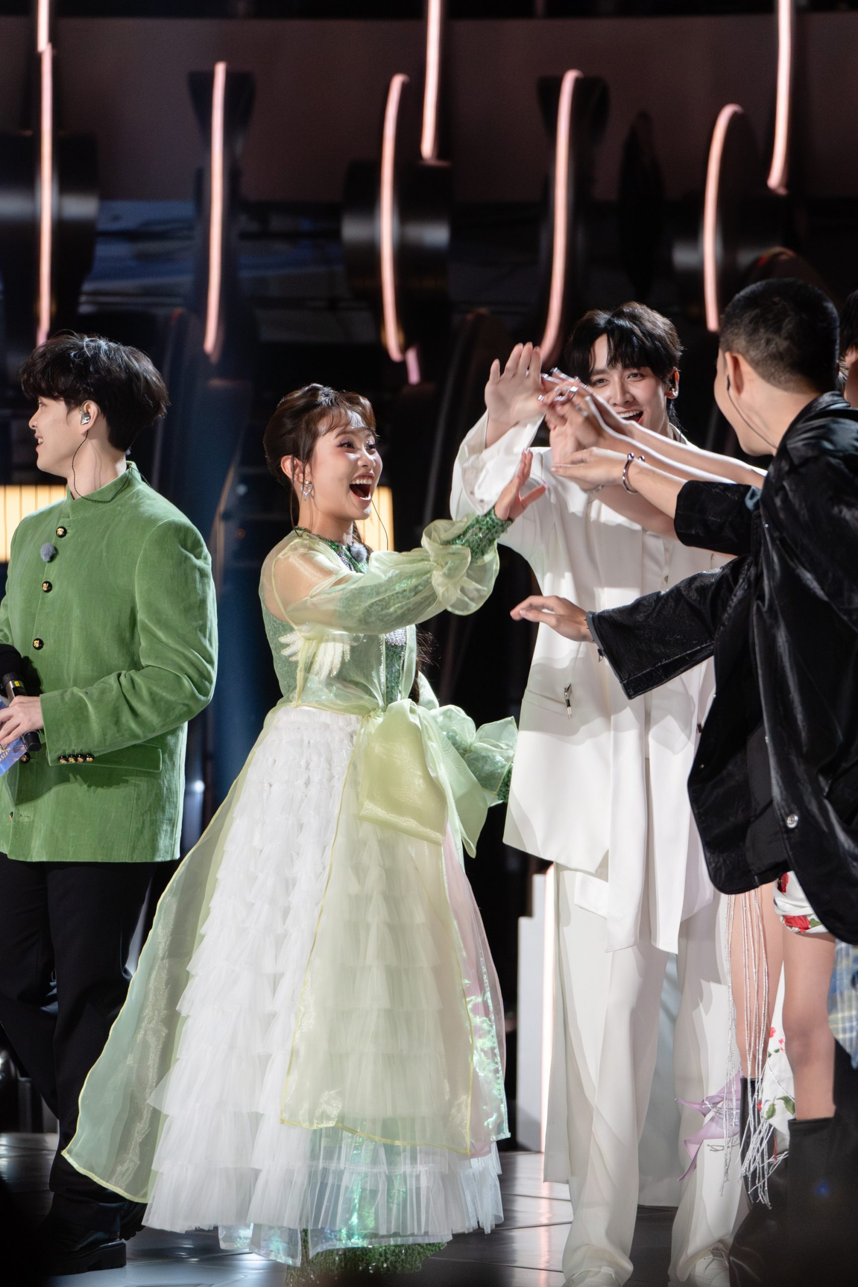 Phương Mỹ Chi 'gây bão' sân khấu quốc tế, mang đậm dấu ấn văn hóa Việt tại Sing! Asia 2025 4 Và Phương Mỹ Chi đang có những chiến thắng thuyết phục