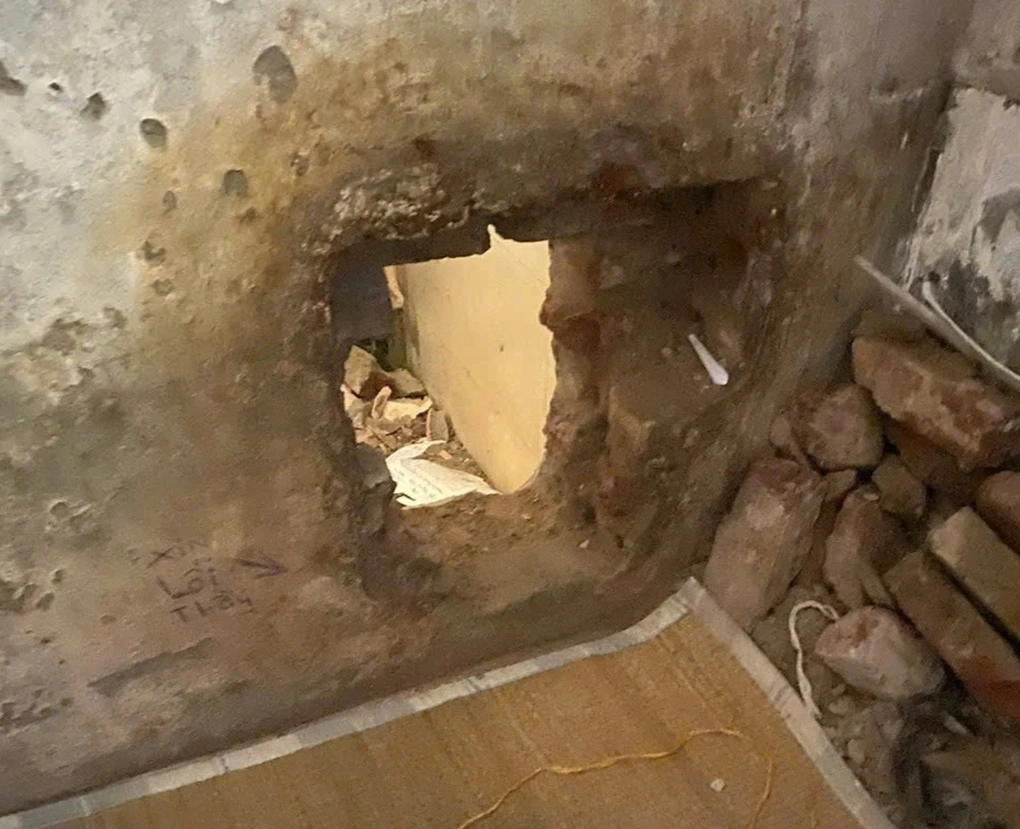 Bắt hai phạm nhân đặc biệt nguy hiểm trốn khỏi Trại giam Thanh Xuân 1 Hai phạm nhân đào tường trốn trại (Ảnh: Đội CSGT đường bộ số 1 cung cấp).