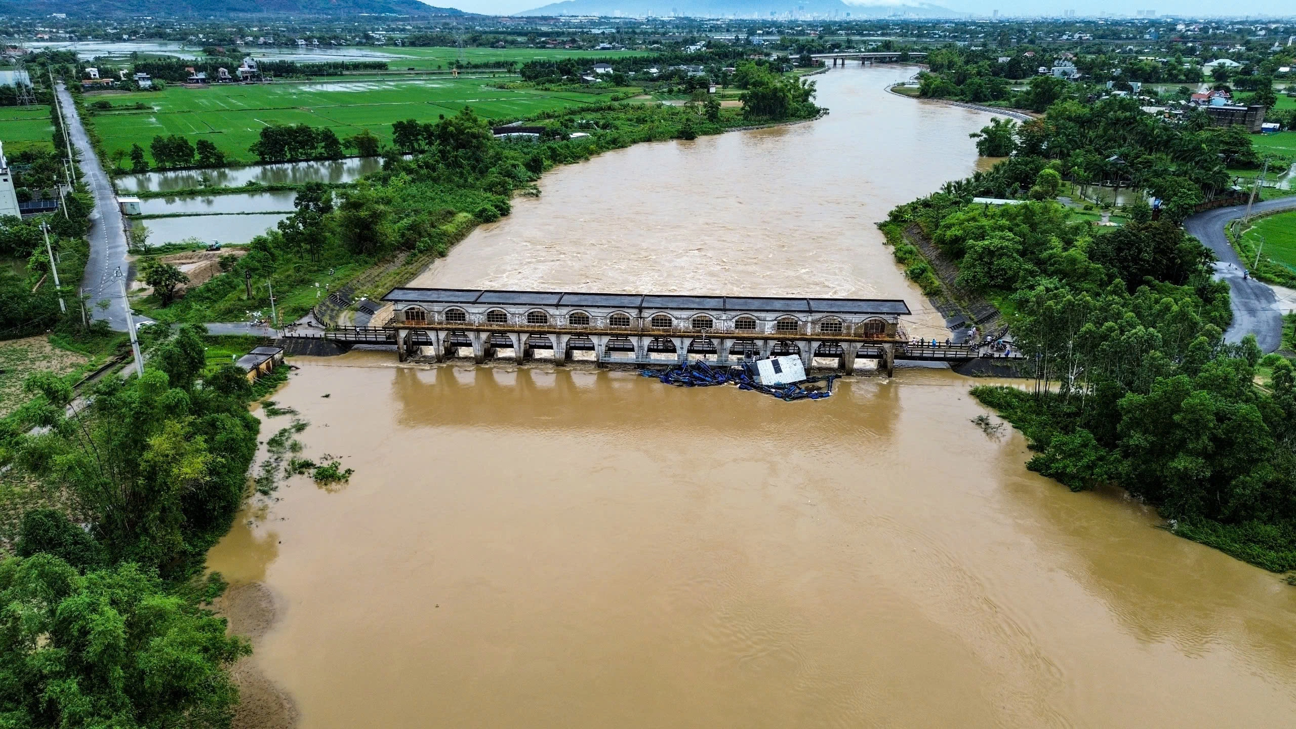 Đà Nẵng: Lũ bất ngờ cuốn trôi lồng cá hàng tỉ đồng, đe dọa đập An Trạch 1 Đập An Trạch rơi vào tình trạng báo động vì lồng bè trôi dạt, mắc kẹt cản trở dòng chảy