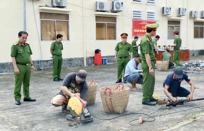 Công an tỉnh Bạc Liêu tiêu hủy vũ khí, vật liệu nổ, công cụ hỗ trợ. 