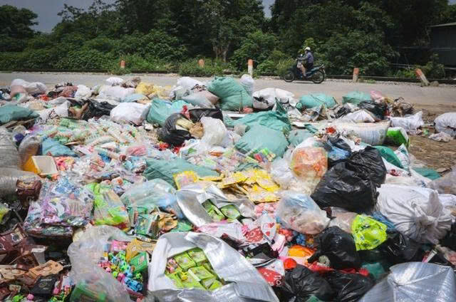 Hà Nội: Khẩn trương xử lý hàng tấn bánh kẹo hết hạn bị vứt bỏ tại La Phù 3 Nhiều sản phẩm có in chữ nước ngoài, không có nhãn phụ, đã hết hạn sử dụng.