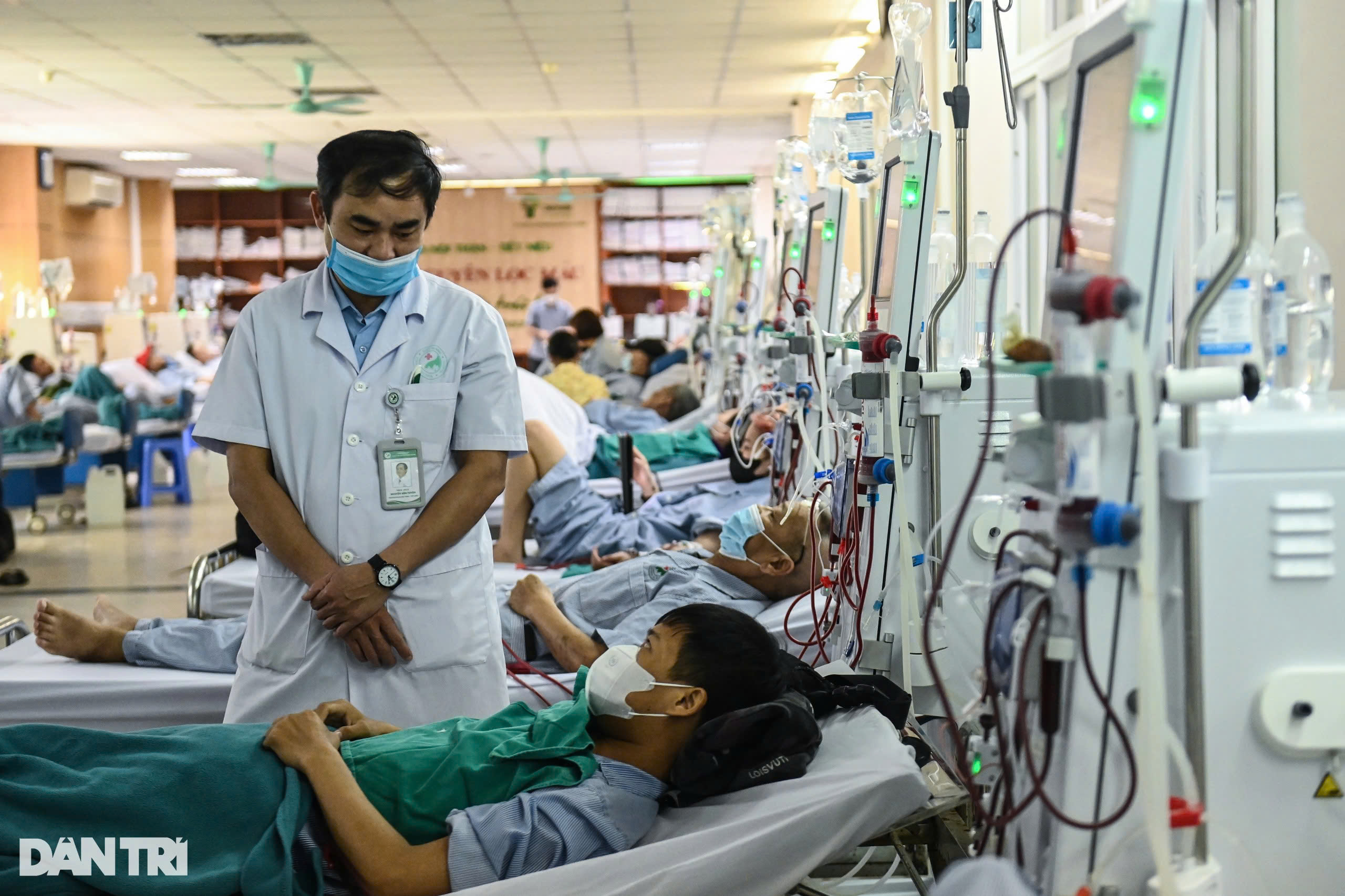 Báo động người trẻ dưới 30 tuổi suy thận vì lao lực, ăn uống thiếu kiểm soát 2 Anh B.T.D. (29 tuổi) đang phải chạy thận nhân tạo 3 lần trong một tuần.