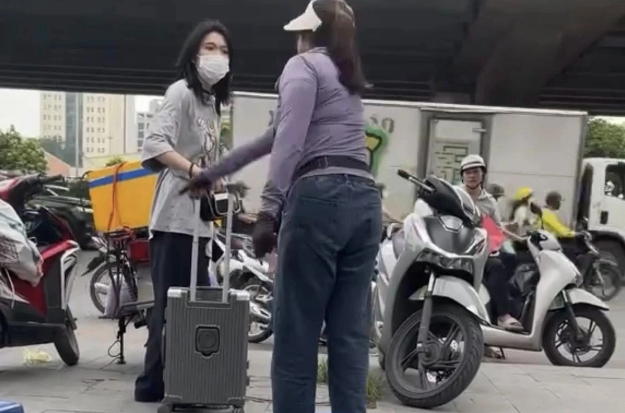 Cong an thong tin vu nguoi ban tra da duoi co gai dung tren via he 35456